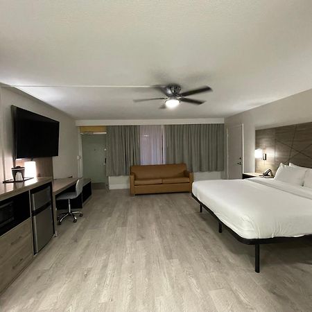 Quality Inn & Suites Airport-Cruise Port Hollywood Bagian luar foto
