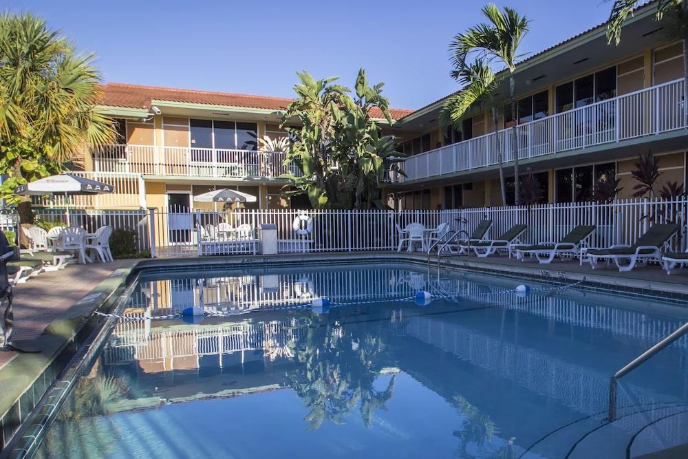 Quality Inn & Suites Airport-Cruise Port Hollywood Bagian luar foto