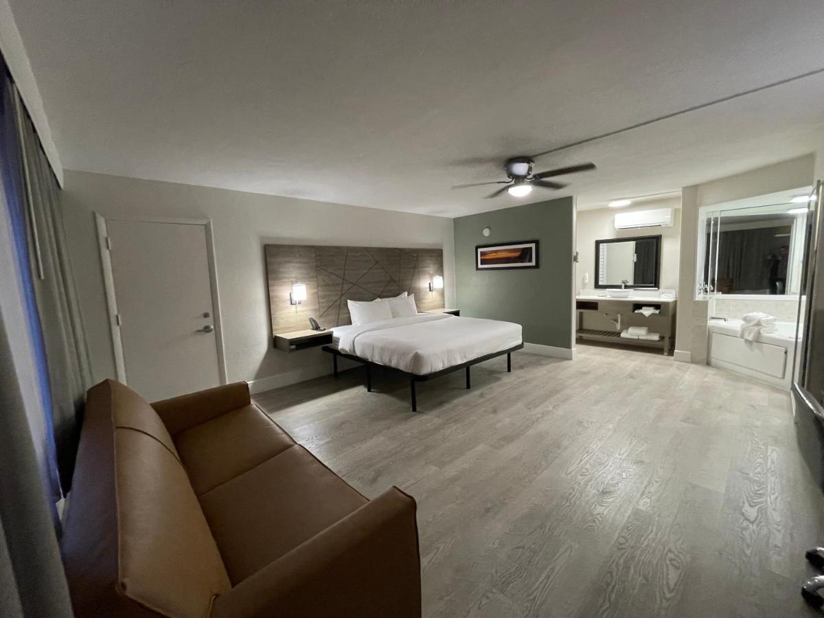 Quality Inn & Suites Airport-Cruise Port Hollywood Bagian luar foto