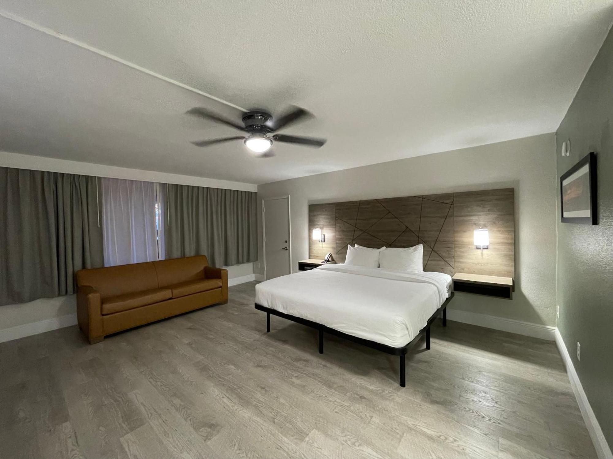 Quality Inn & Suites Airport-Cruise Port Hollywood Bagian luar foto