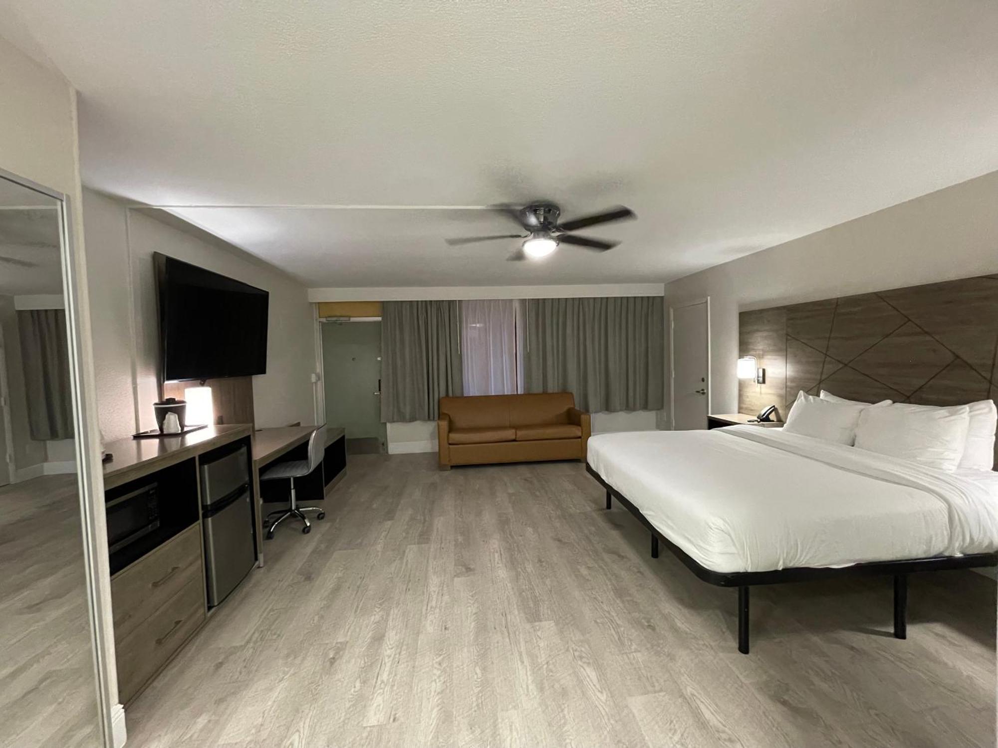Quality Inn & Suites Airport-Cruise Port Hollywood Bagian luar foto