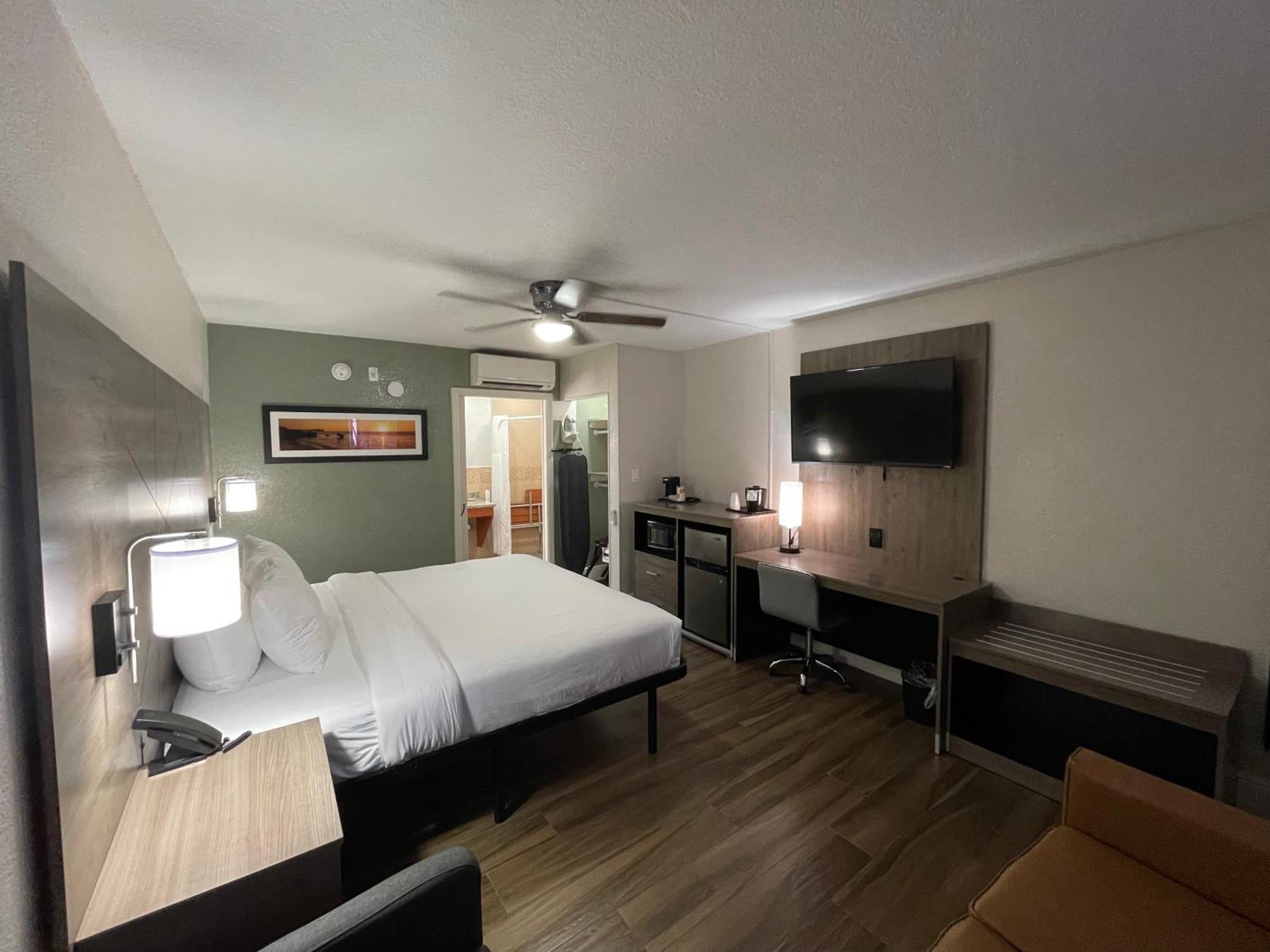 Quality Inn & Suites Airport-Cruise Port Hollywood Bagian luar foto