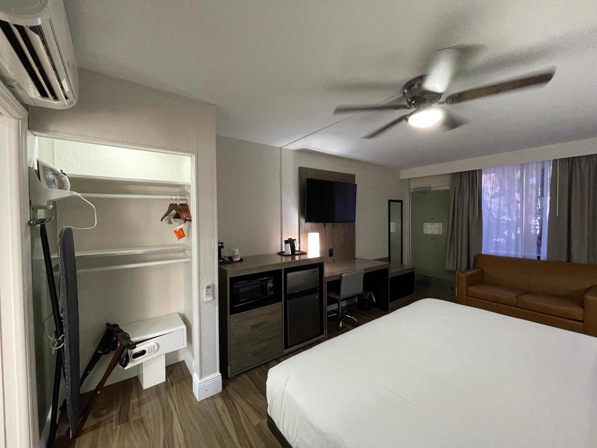 Quality Inn & Suites Airport-Cruise Port Hollywood Bagian luar foto