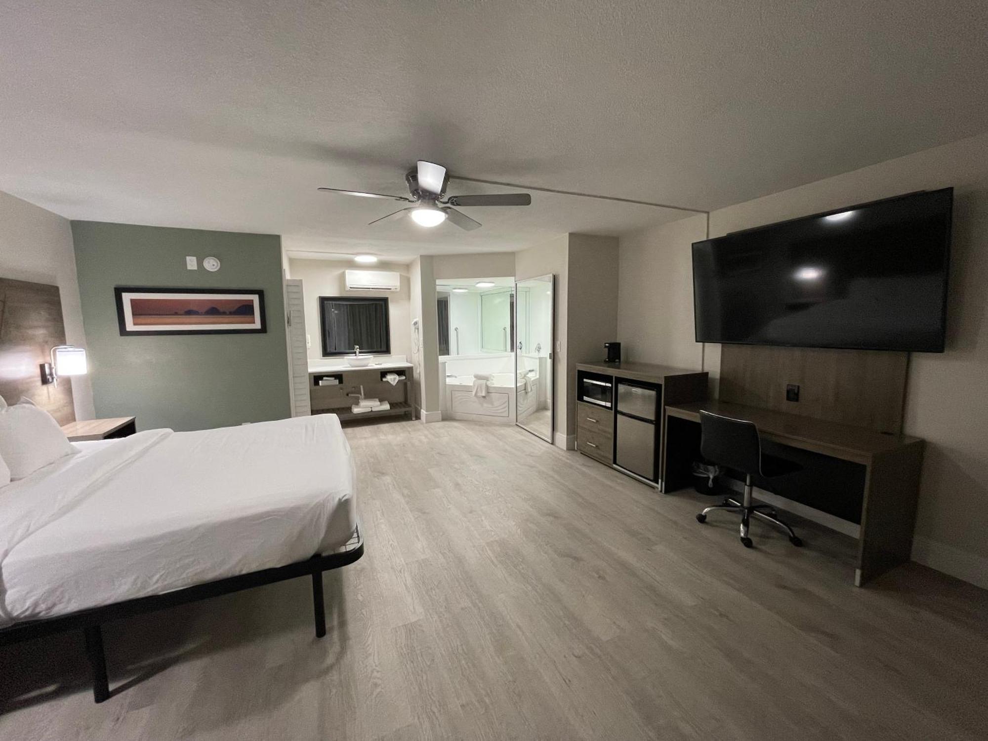 Quality Inn & Suites Airport-Cruise Port Hollywood Bagian luar foto