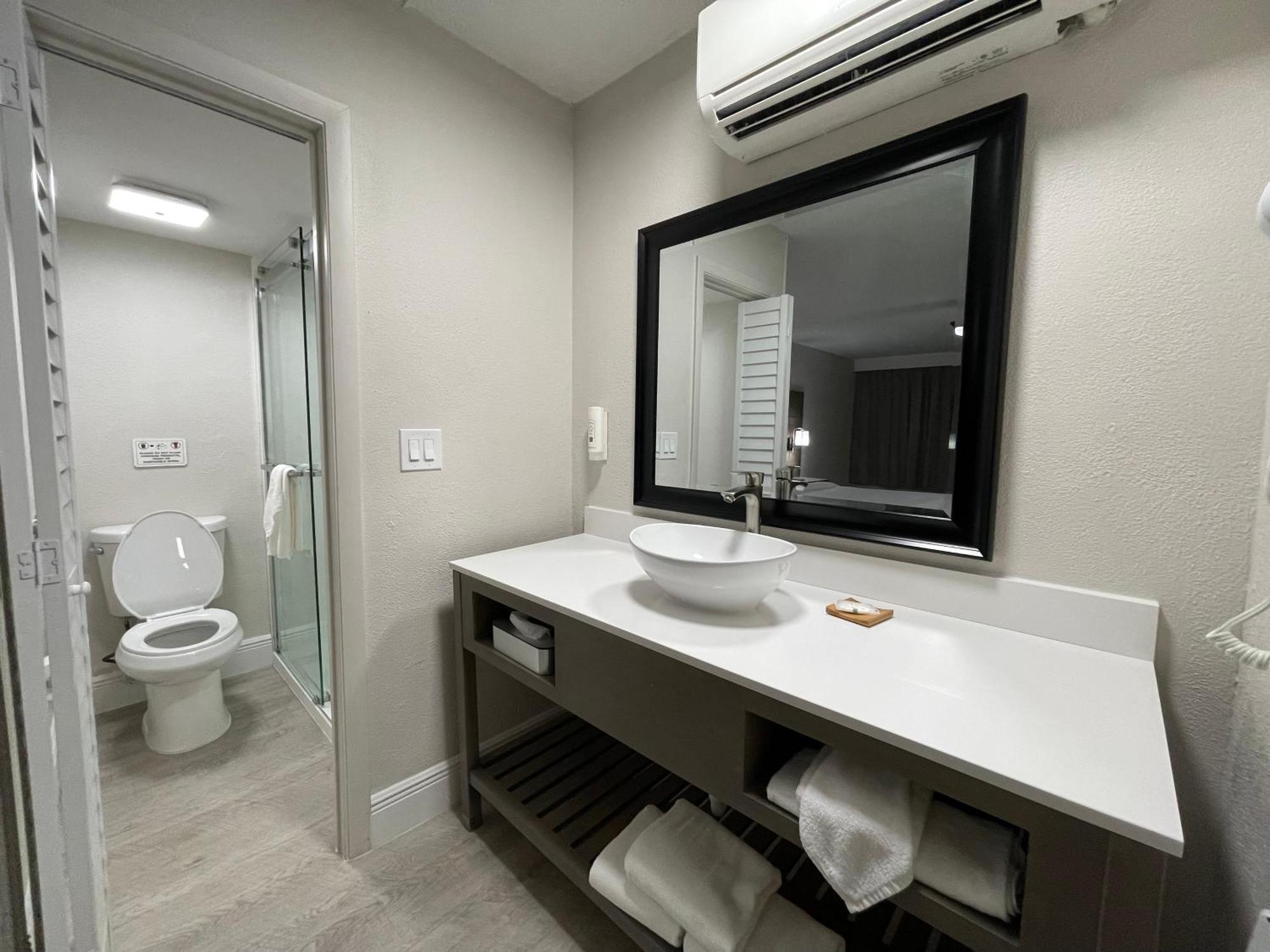 Quality Inn & Suites Airport-Cruise Port Hollywood Bagian luar foto