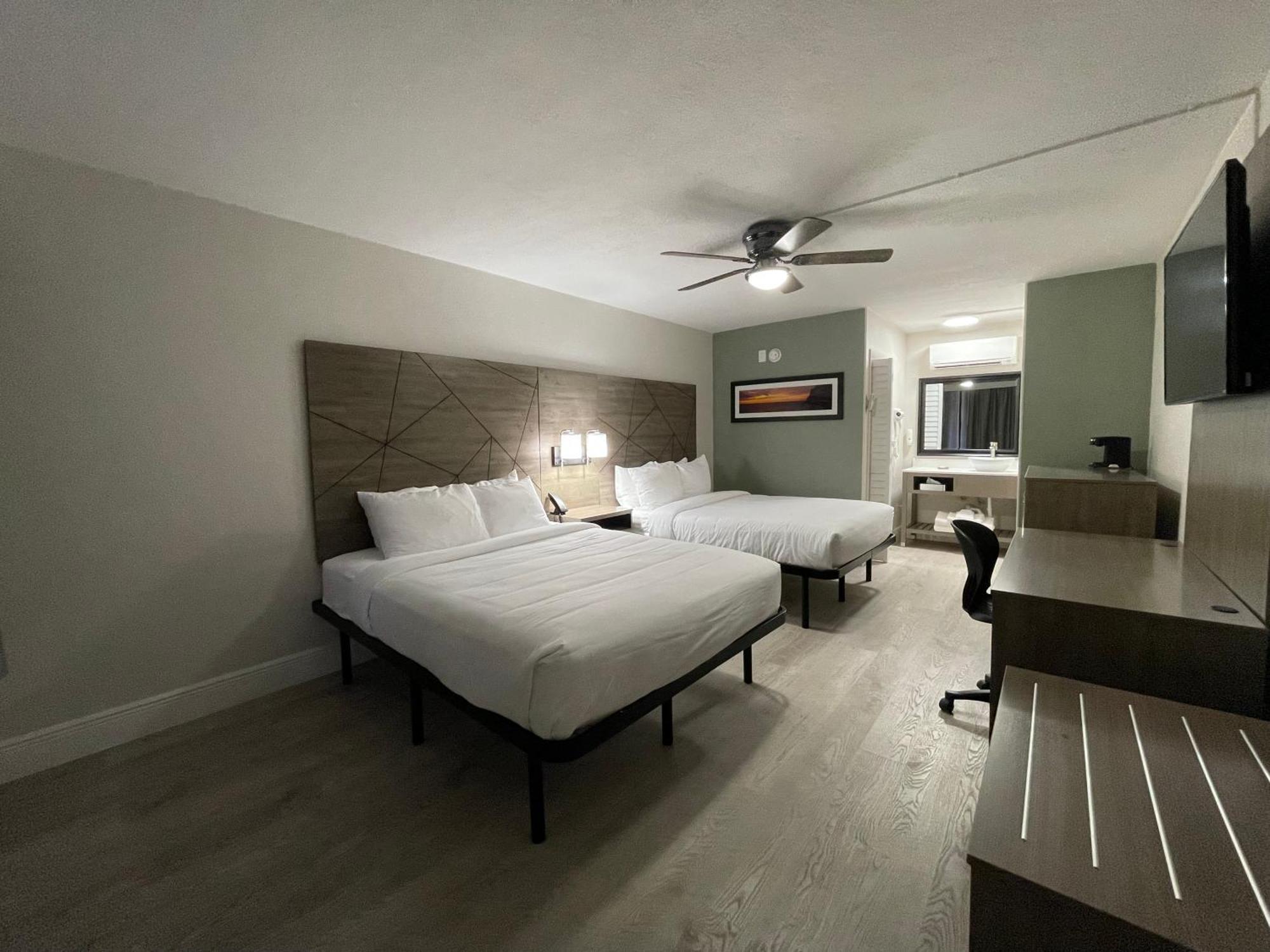 Quality Inn & Suites Airport-Cruise Port Hollywood Bagian luar foto