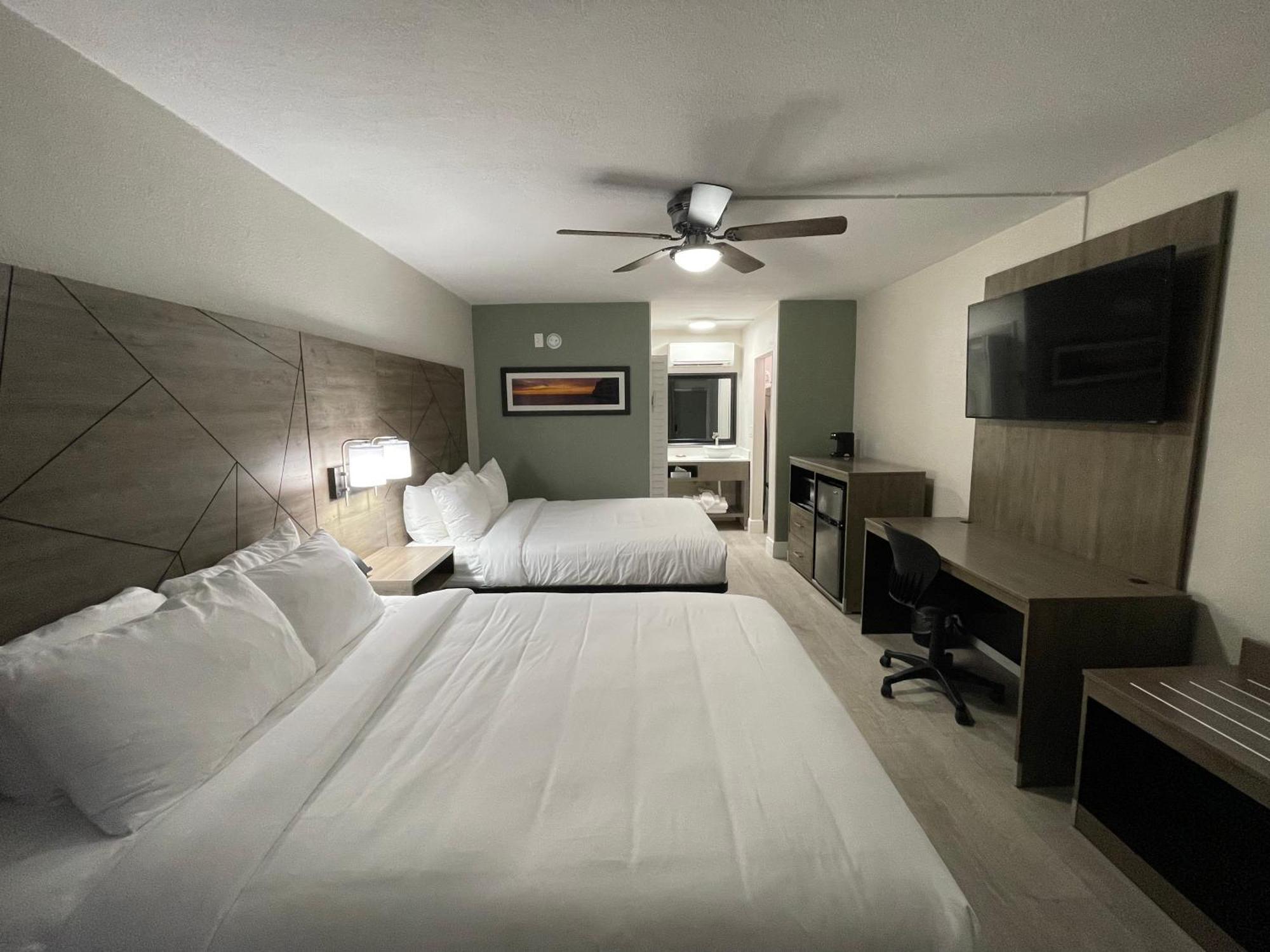 Quality Inn & Suites Airport-Cruise Port Hollywood Bagian luar foto