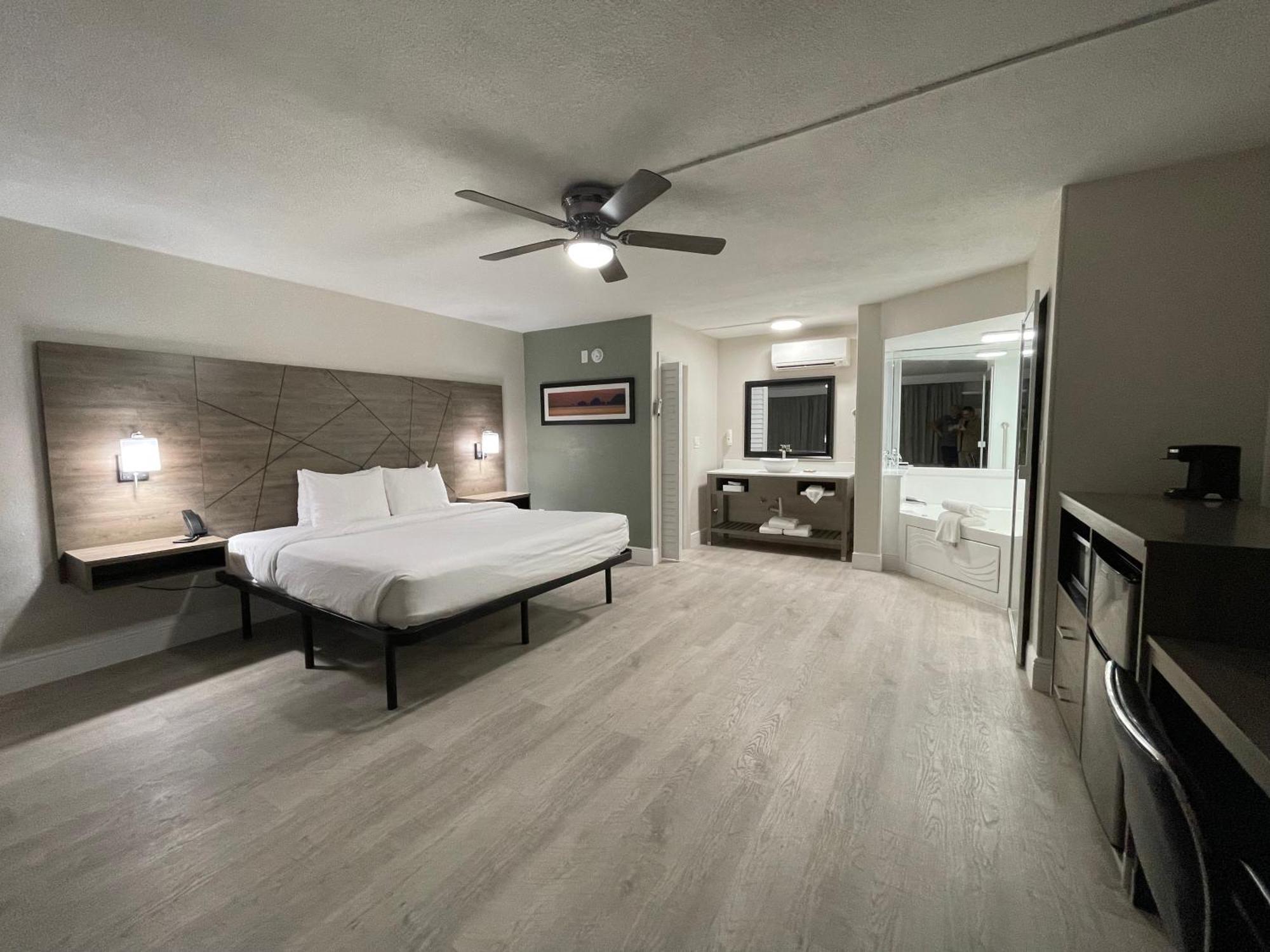 Quality Inn & Suites Airport-Cruise Port Hollywood Bagian luar foto