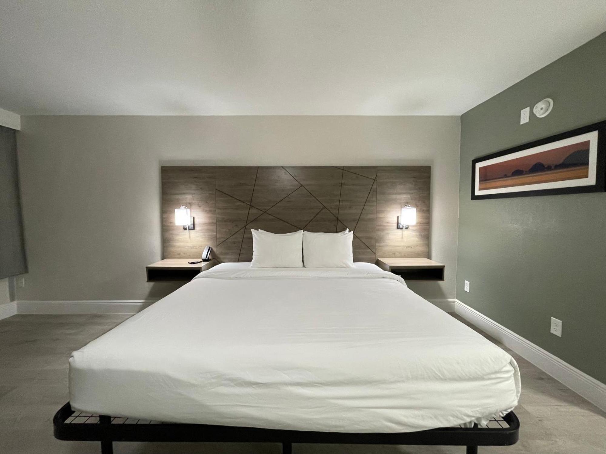 Quality Inn & Suites Airport-Cruise Port Hollywood Bagian luar foto