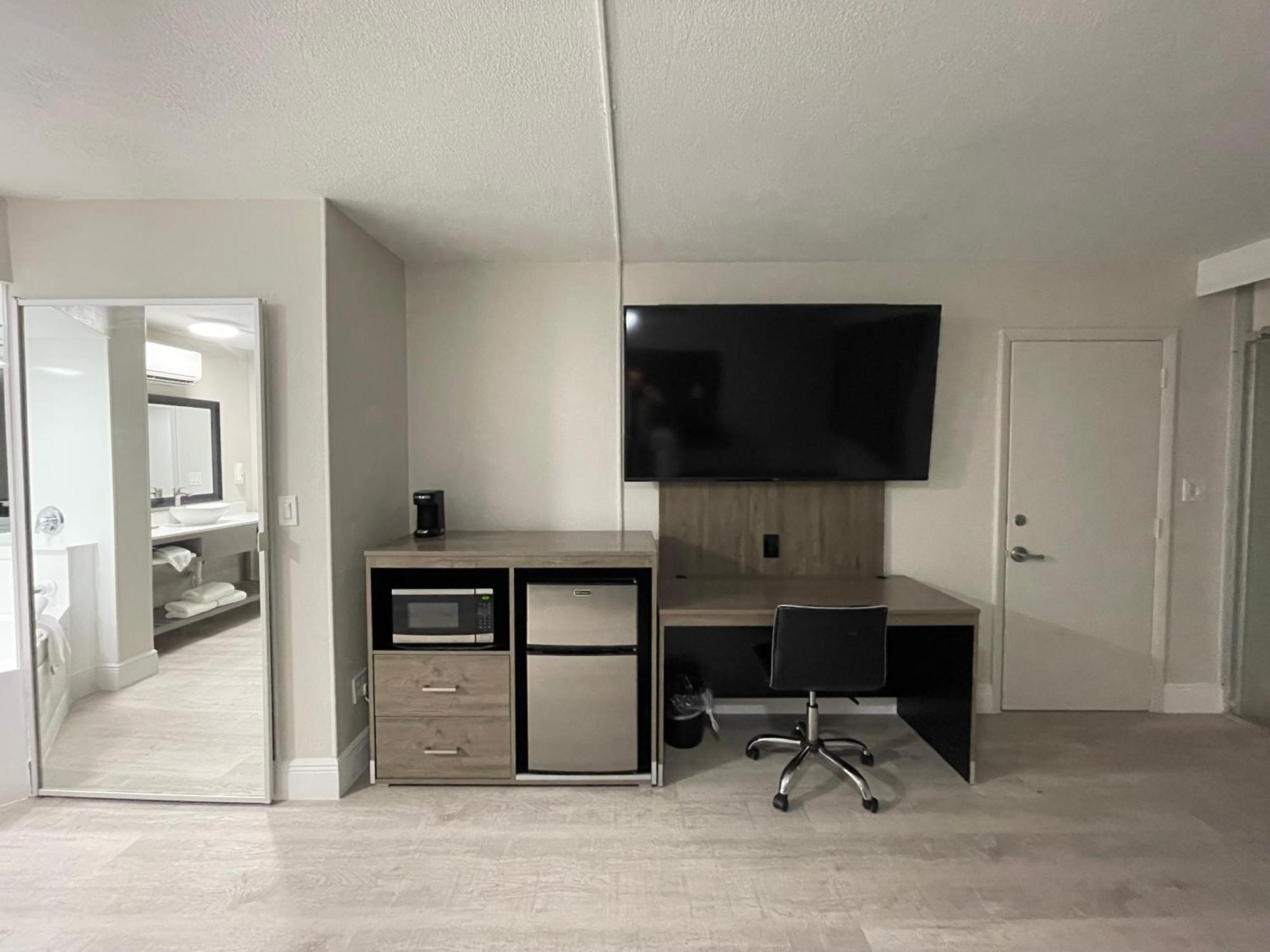 Quality Inn & Suites Airport-Cruise Port Hollywood Bagian luar foto