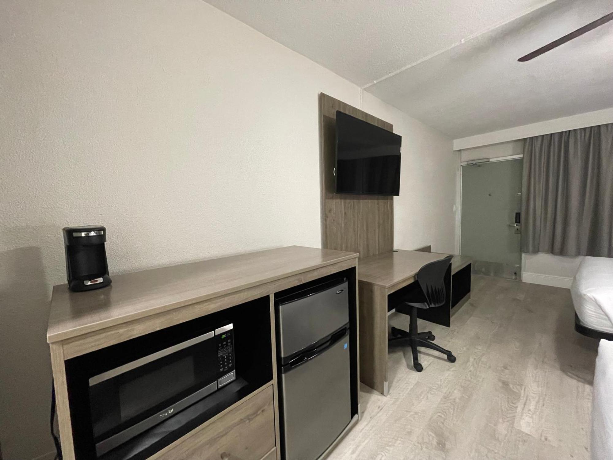 Quality Inn & Suites Airport-Cruise Port Hollywood Bagian luar foto