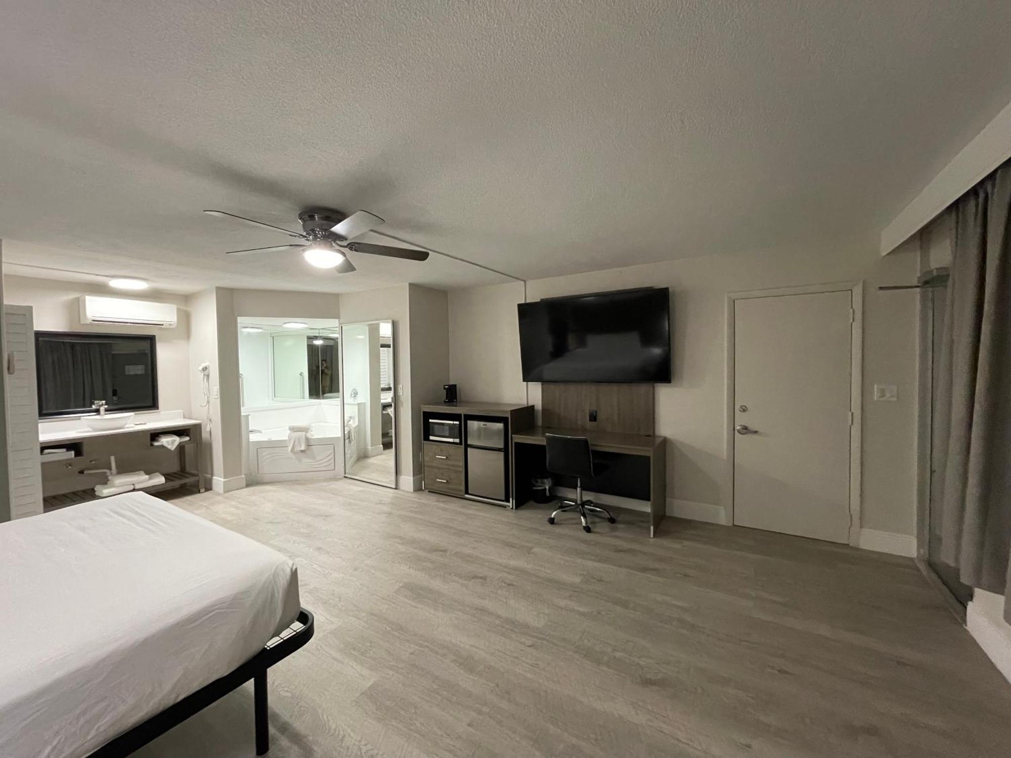 Quality Inn & Suites Airport-Cruise Port Hollywood Bagian luar foto