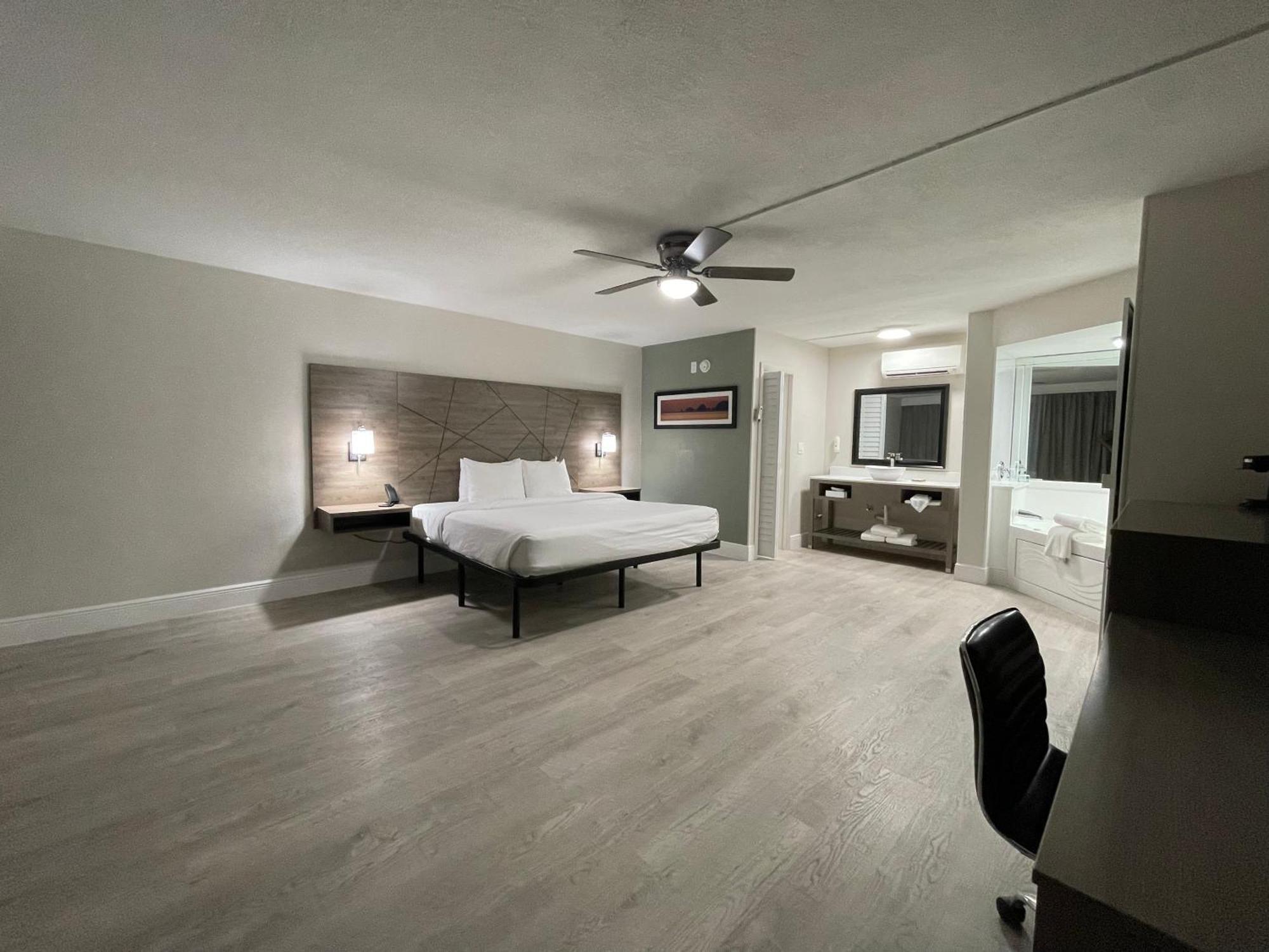 Quality Inn & Suites Airport-Cruise Port Hollywood Bagian luar foto