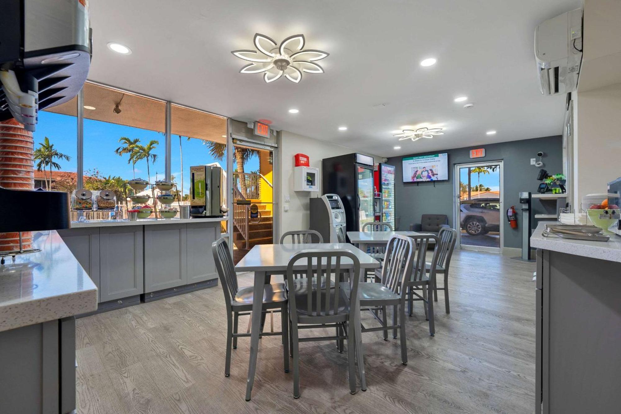 Quality Inn & Suites Airport-Cruise Port Hollywood Bagian luar foto