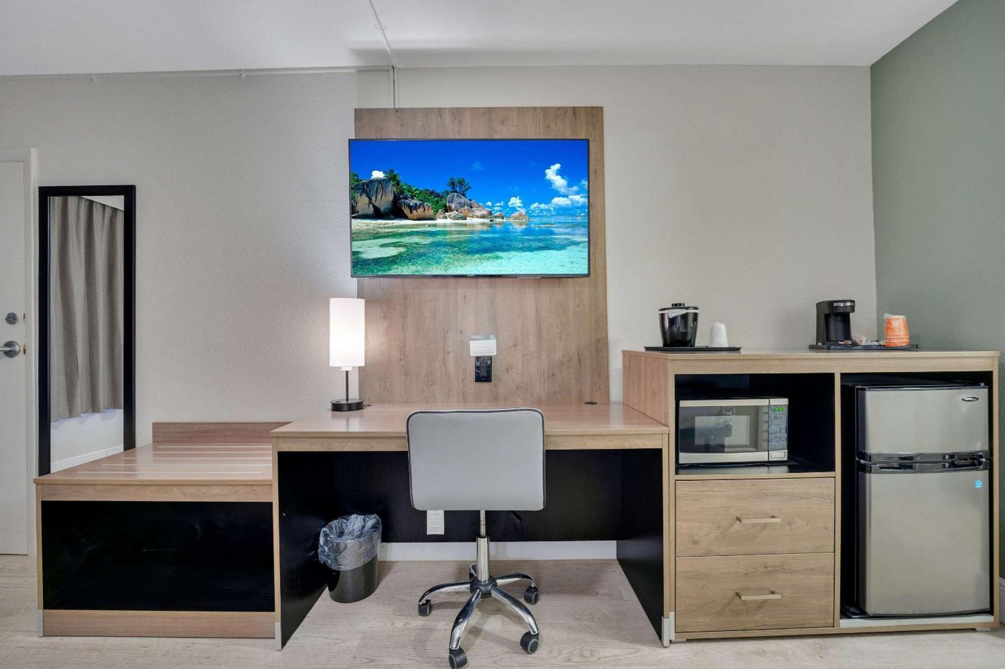 Quality Inn & Suites Airport-Cruise Port Hollywood Bagian luar foto