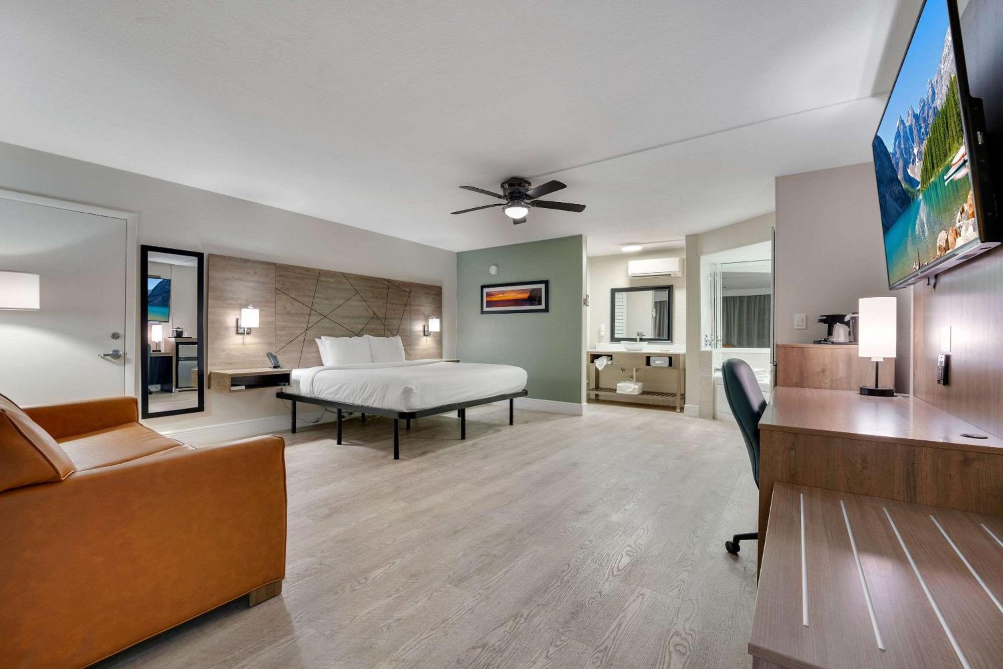 Quality Inn & Suites Airport-Cruise Port Hollywood Bagian luar foto