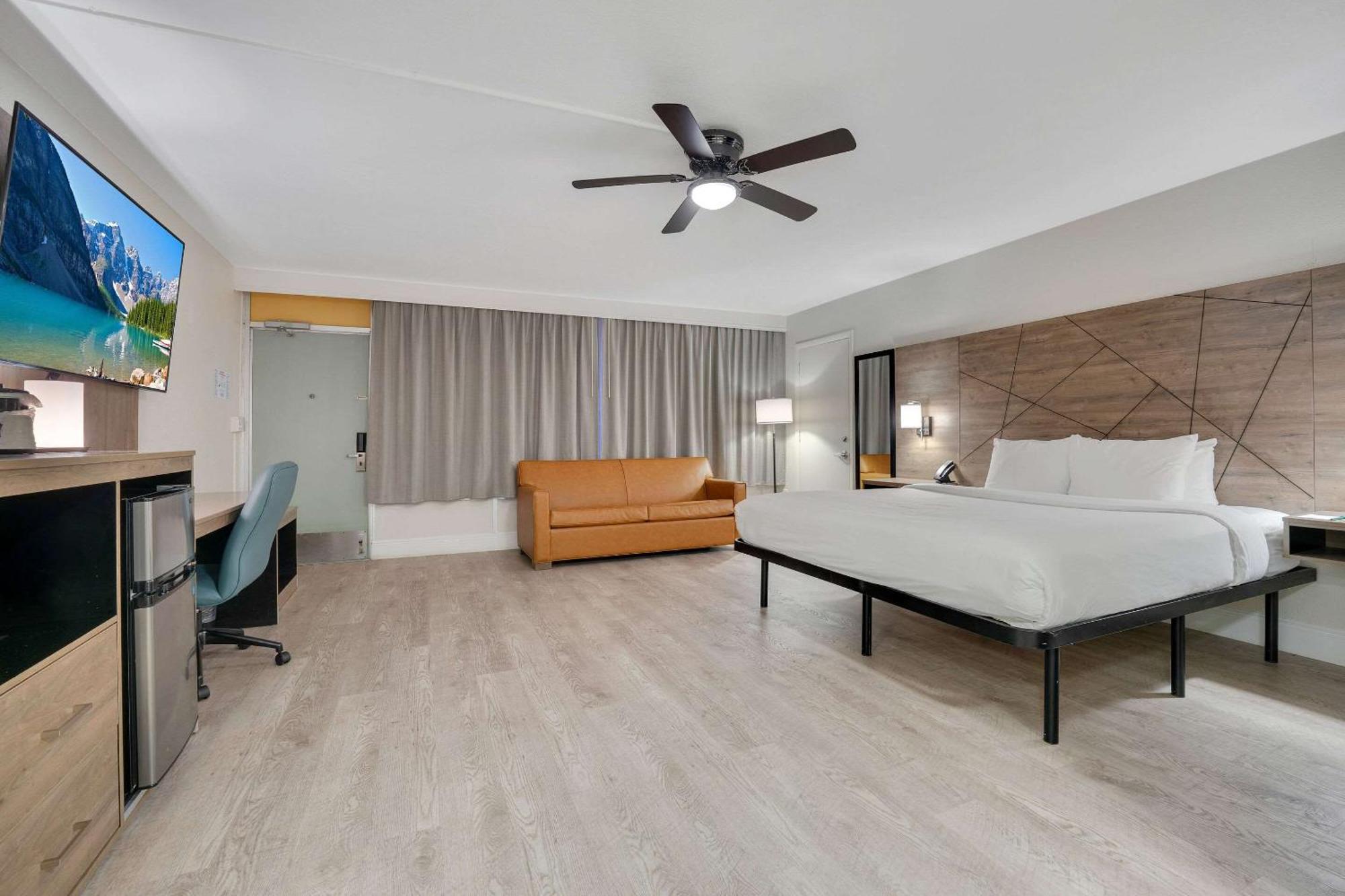 Quality Inn & Suites Airport-Cruise Port Hollywood Bagian luar foto