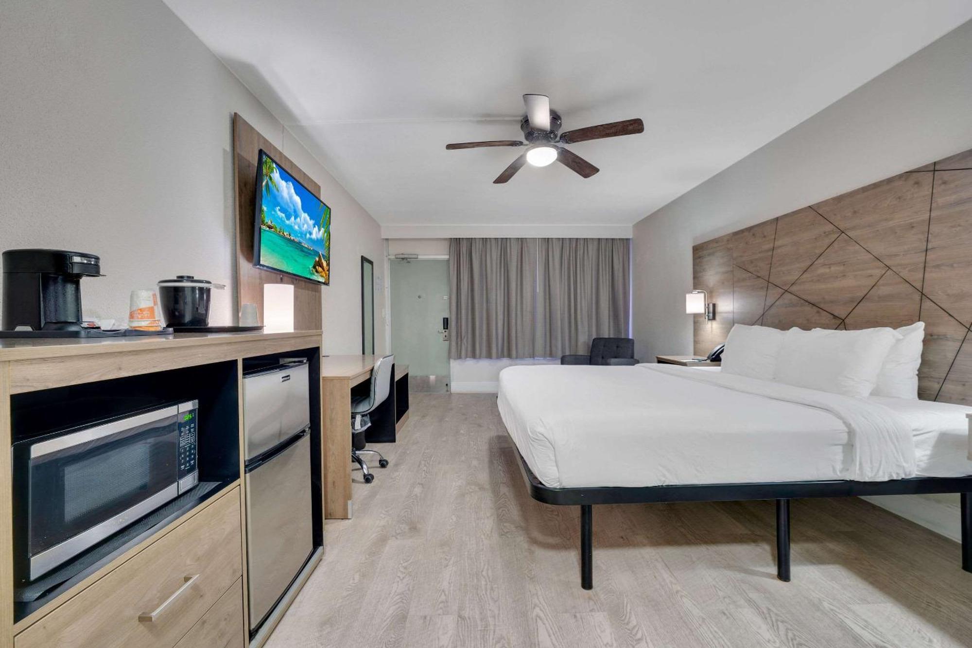 Quality Inn & Suites Airport-Cruise Port Hollywood Bagian luar foto