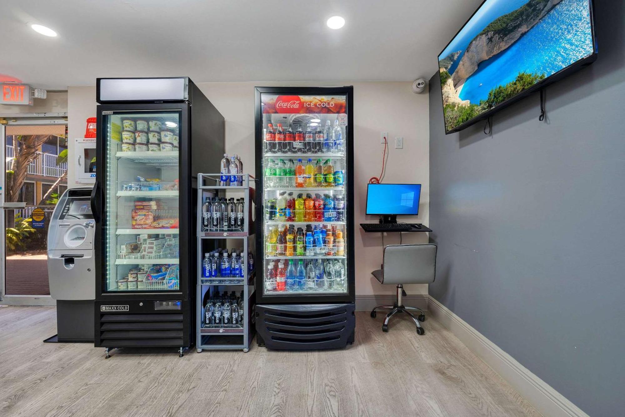 Quality Inn & Suites Airport-Cruise Port Hollywood Bagian luar foto