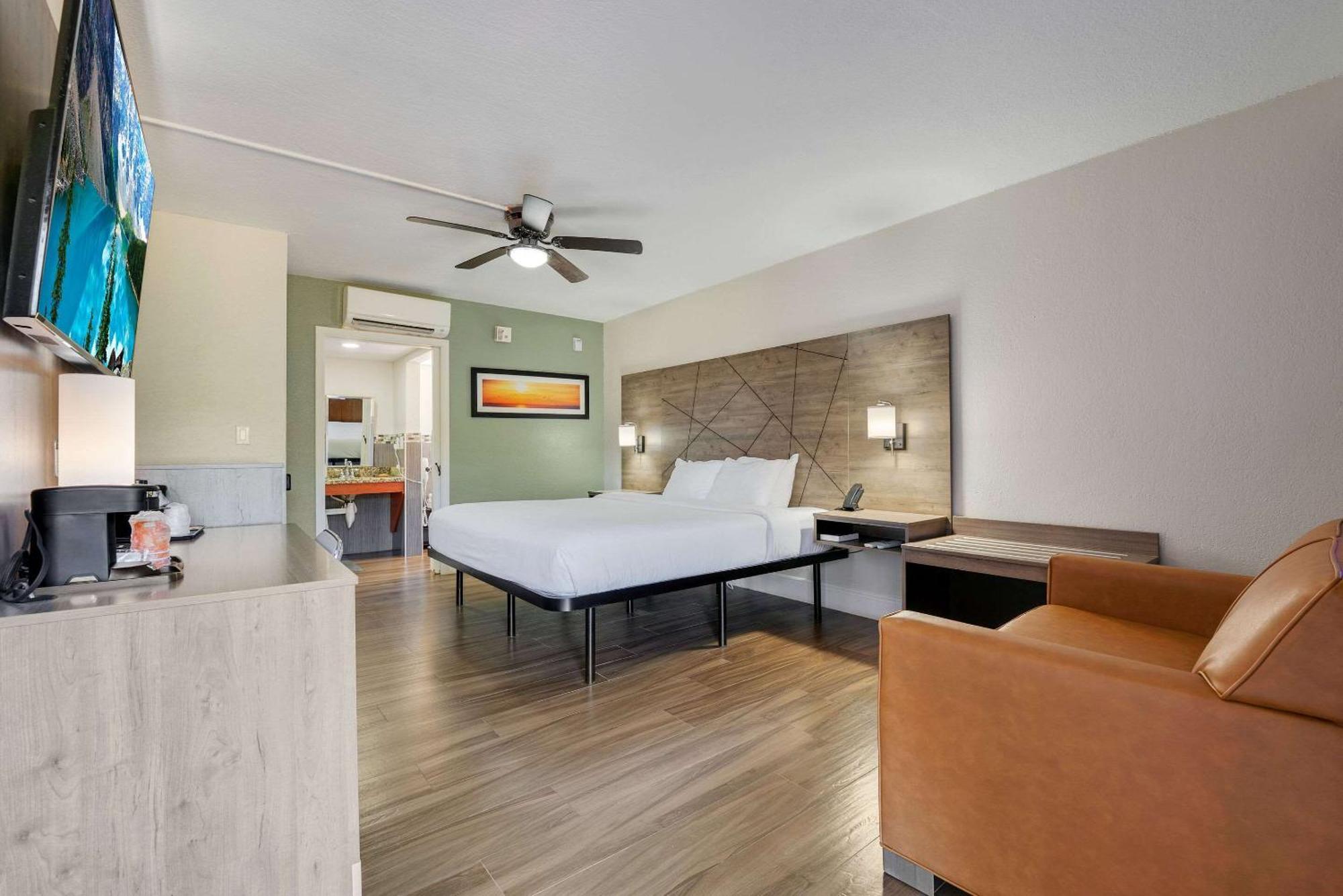 Quality Inn & Suites Airport-Cruise Port Hollywood Bagian luar foto