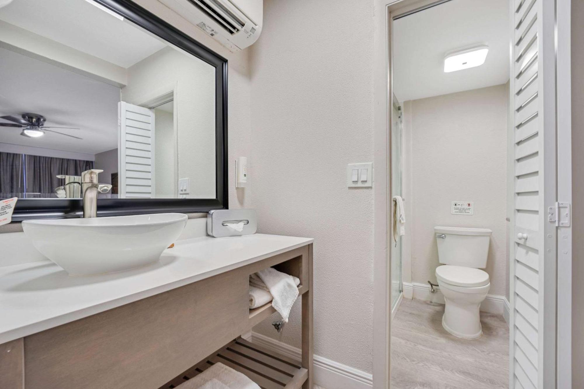 Quality Inn & Suites Airport-Cruise Port Hollywood Bagian luar foto