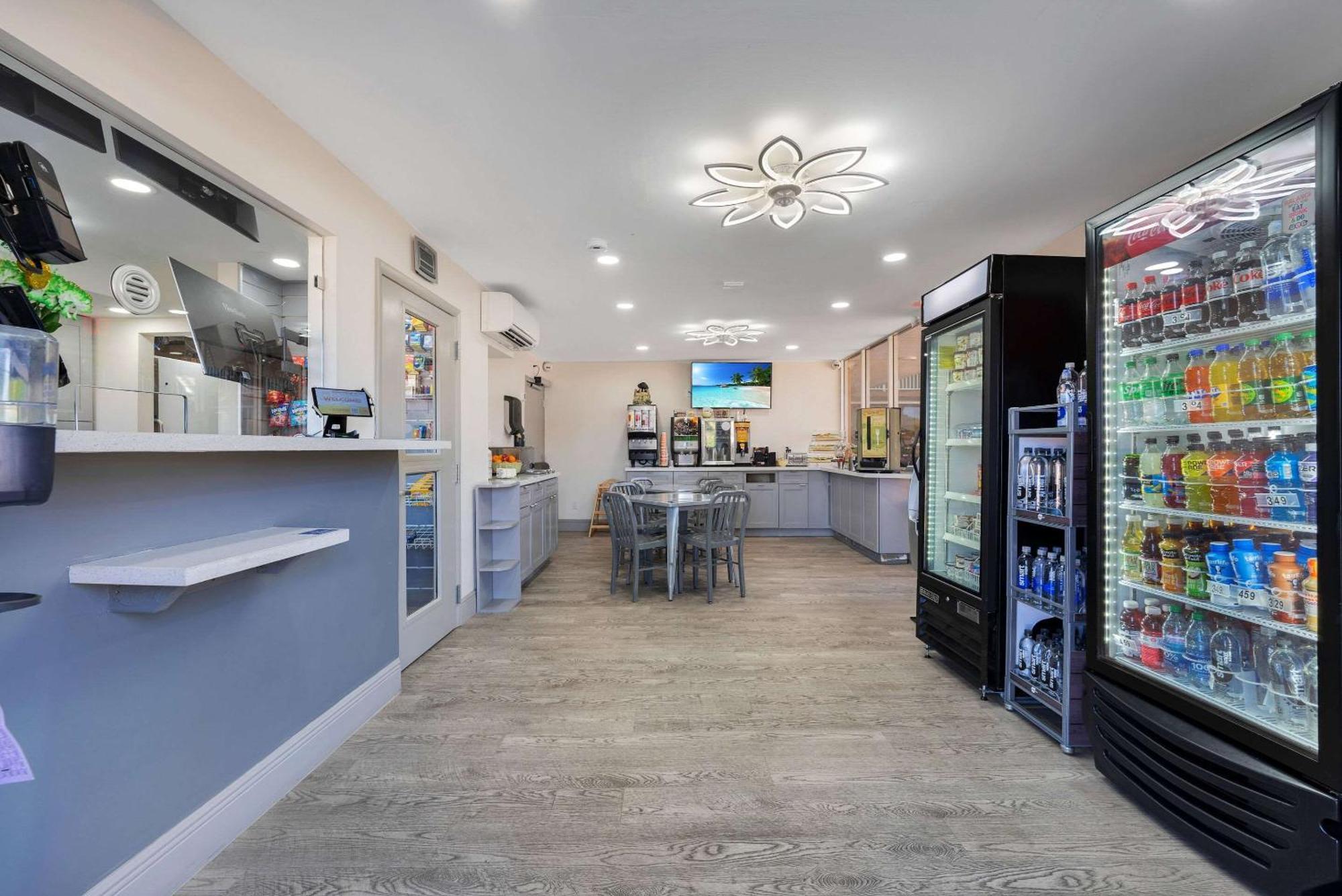 Quality Inn & Suites Airport-Cruise Port Hollywood Bagian luar foto
