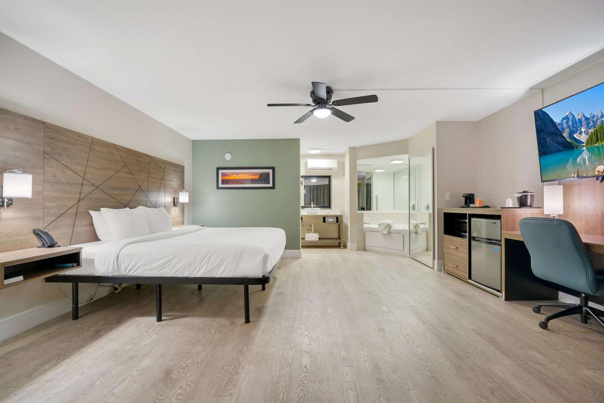 Quality Inn & Suites Airport-Cruise Port Hollywood Bagian luar foto