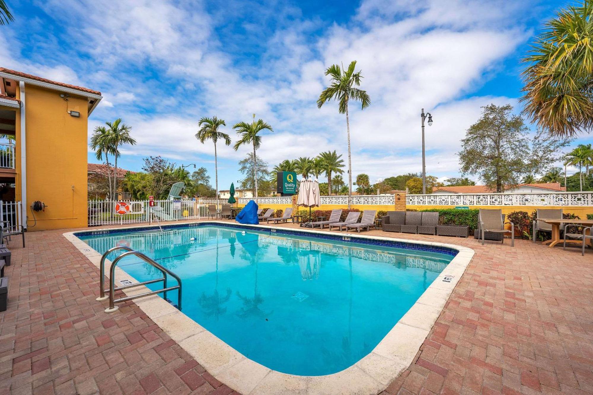 Quality Inn & Suites Airport-Cruise Port Hollywood Bagian luar foto