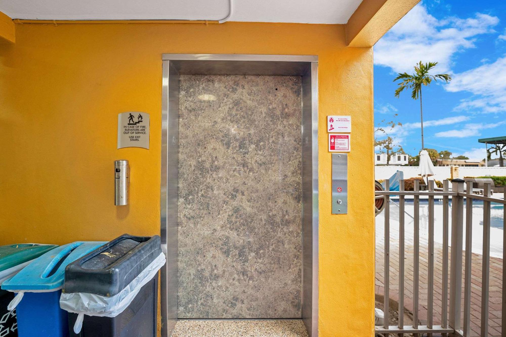 Quality Inn & Suites Airport-Cruise Port Hollywood Bagian luar foto