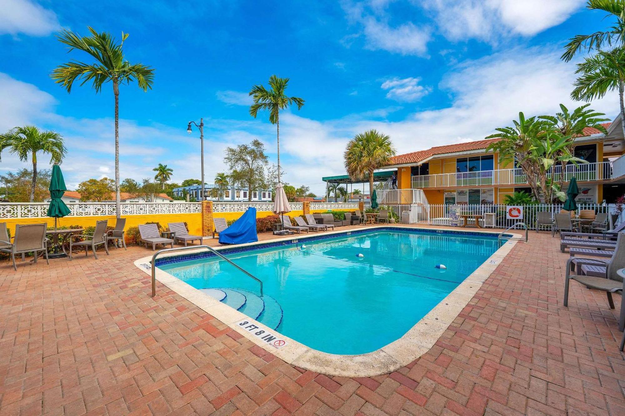 Quality Inn & Suites Airport-Cruise Port Hollywood Bagian luar foto