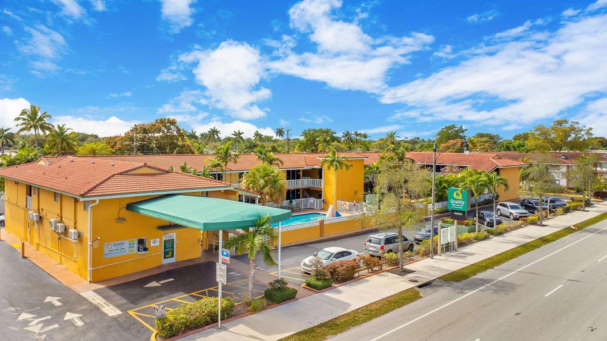 Quality Inn & Suites Airport-Cruise Port Hollywood Bagian luar foto