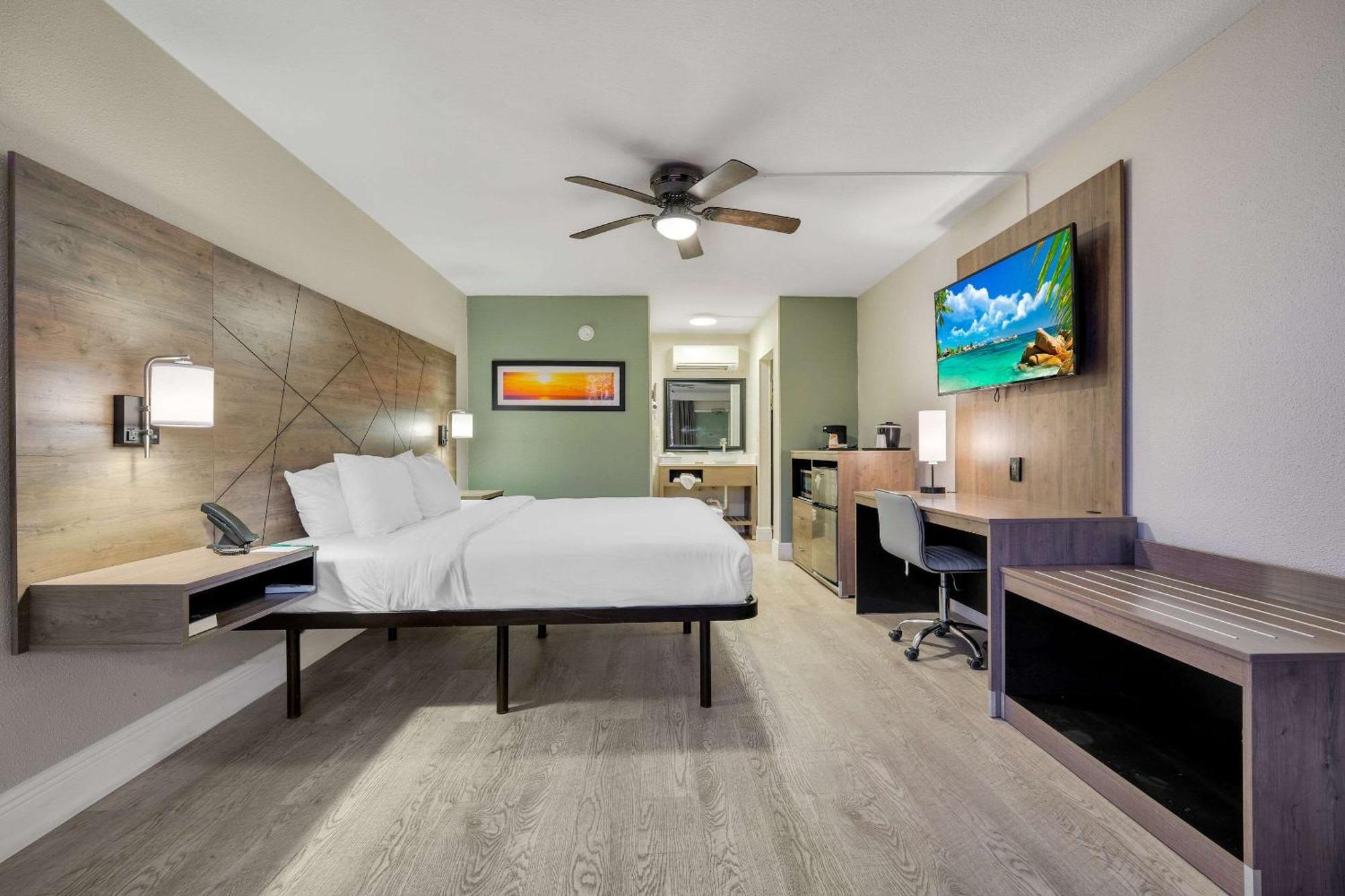 Quality Inn & Suites Airport-Cruise Port Hollywood Bagian luar foto