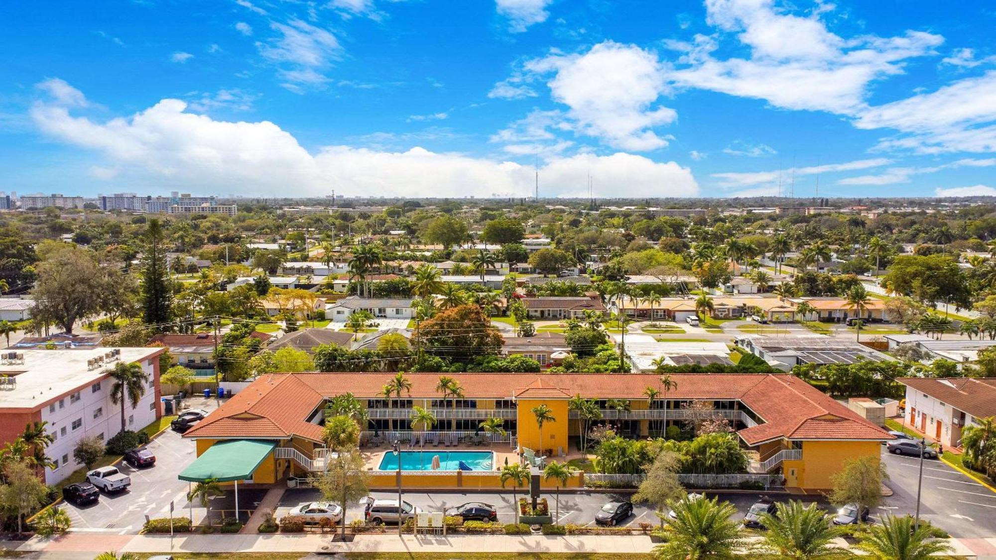Quality Inn & Suites Airport-Cruise Port Hollywood Bagian luar foto