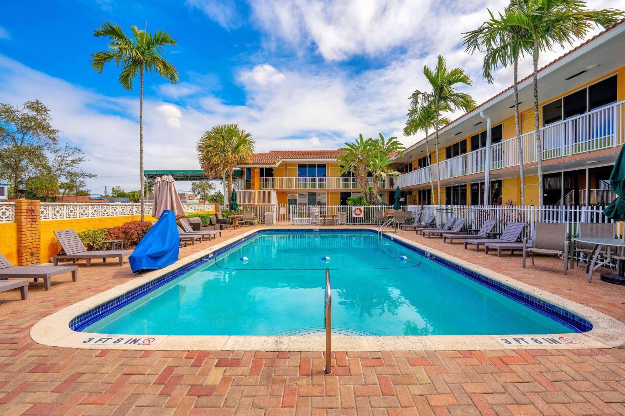 Quality Inn & Suites Airport-Cruise Port Hollywood Bagian luar foto