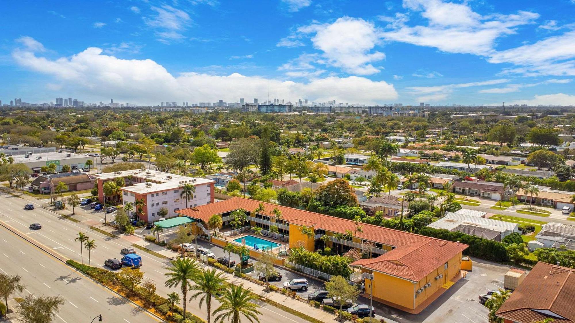 Quality Inn & Suites Airport-Cruise Port Hollywood Bagian luar foto