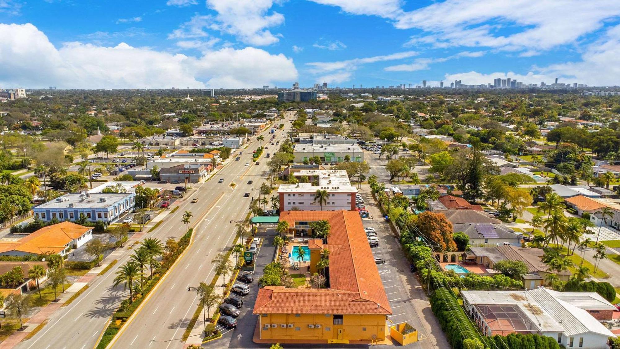 Quality Inn & Suites Airport-Cruise Port Hollywood Bagian luar foto