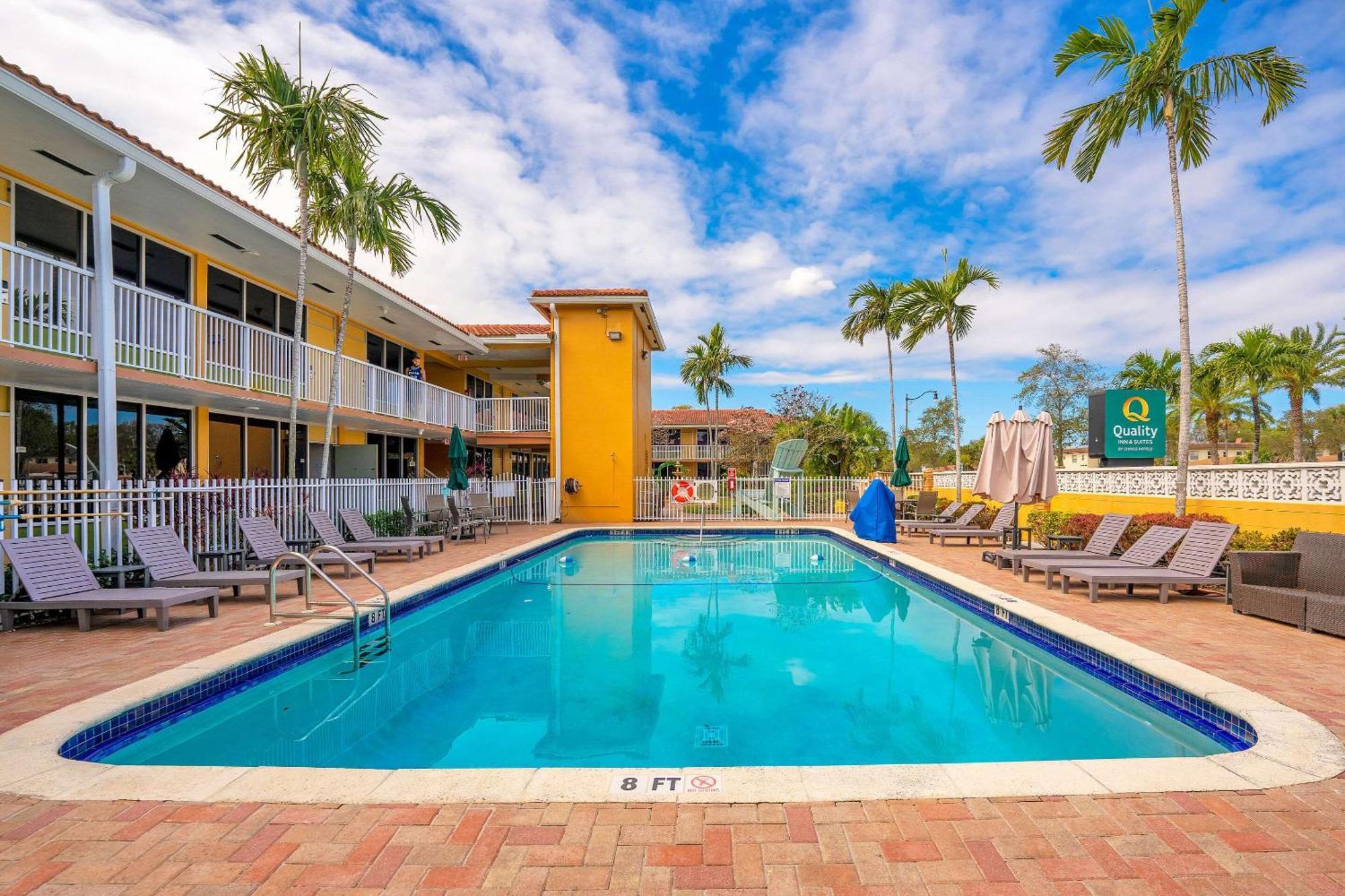 Quality Inn & Suites Airport-Cruise Port Hollywood Bagian luar foto
