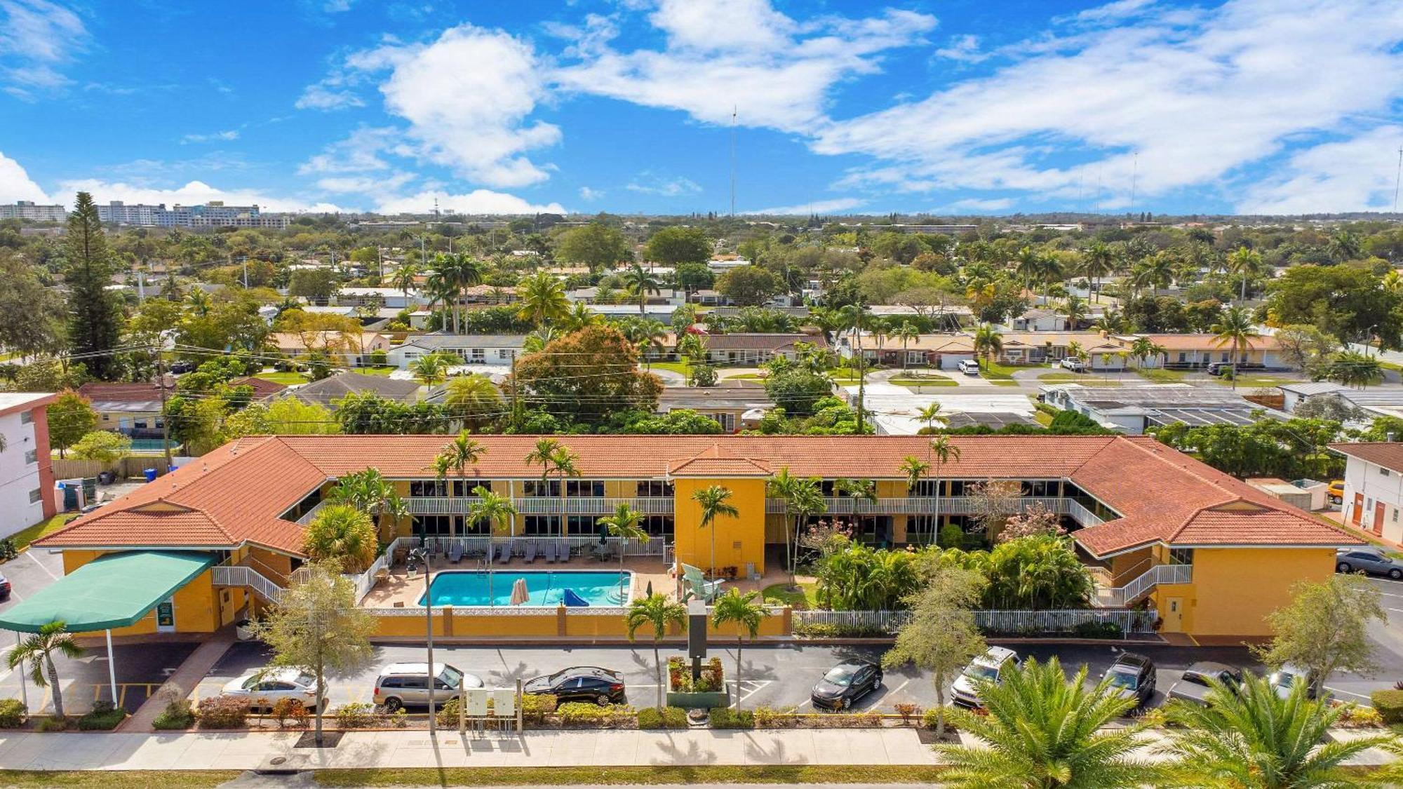 Quality Inn & Suites Airport-Cruise Port Hollywood Bagian luar foto
