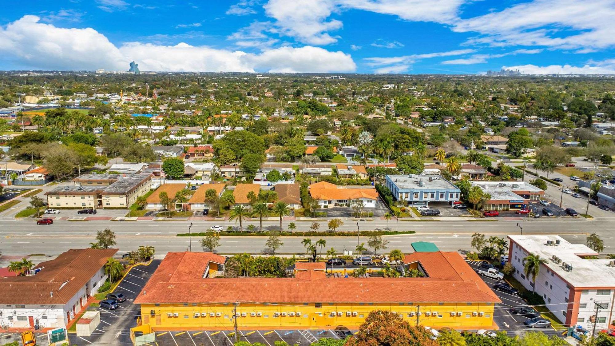 Quality Inn & Suites Airport-Cruise Port Hollywood Bagian luar foto