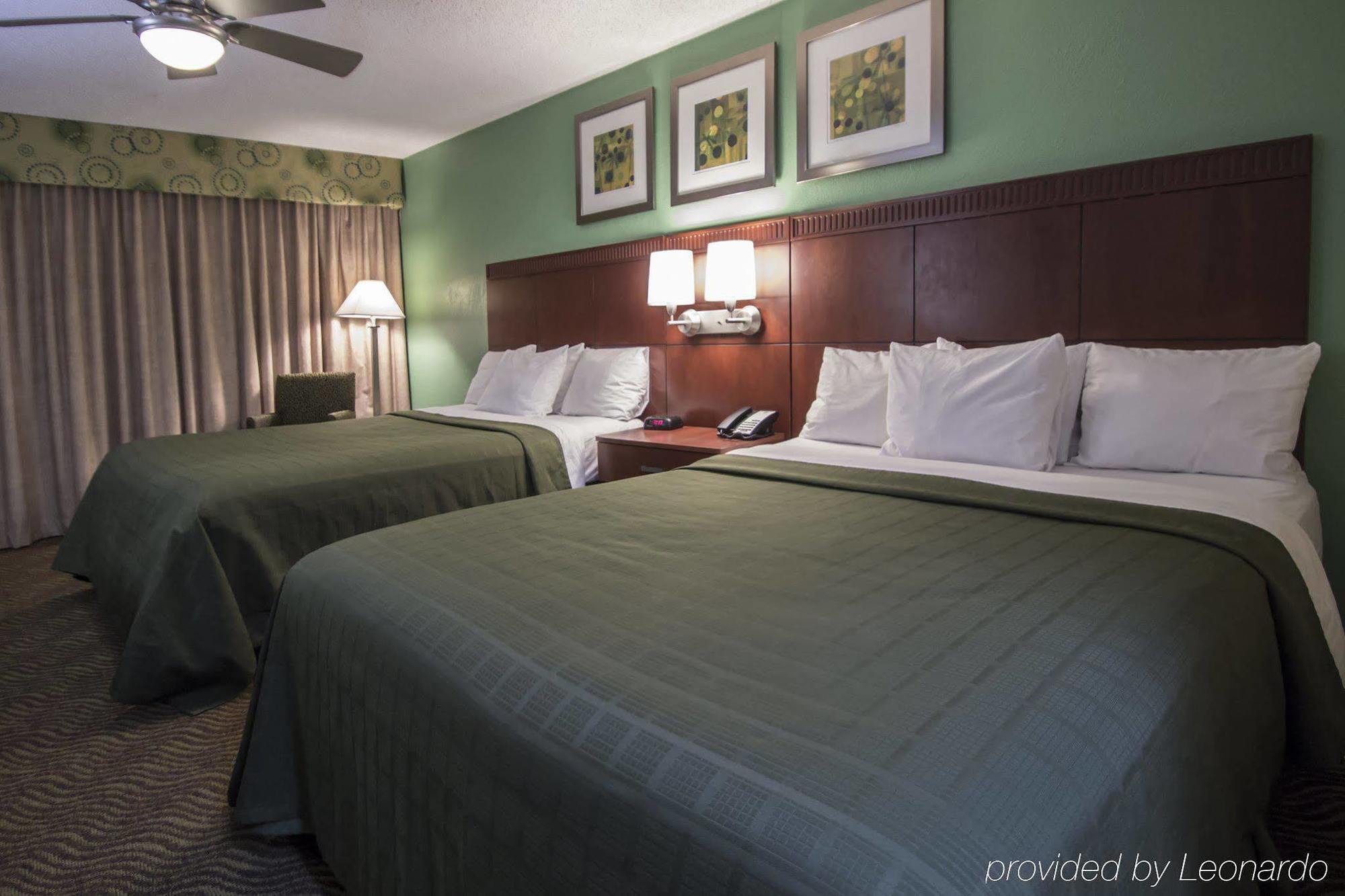 Quality Inn & Suites Airport-Cruise Port Hollywood Bagian luar foto