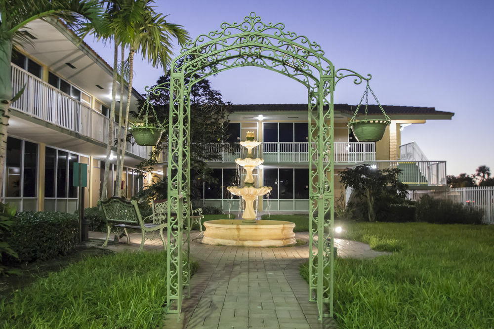 Quality Inn & Suites Airport-Cruise Port Hollywood Bagian luar foto